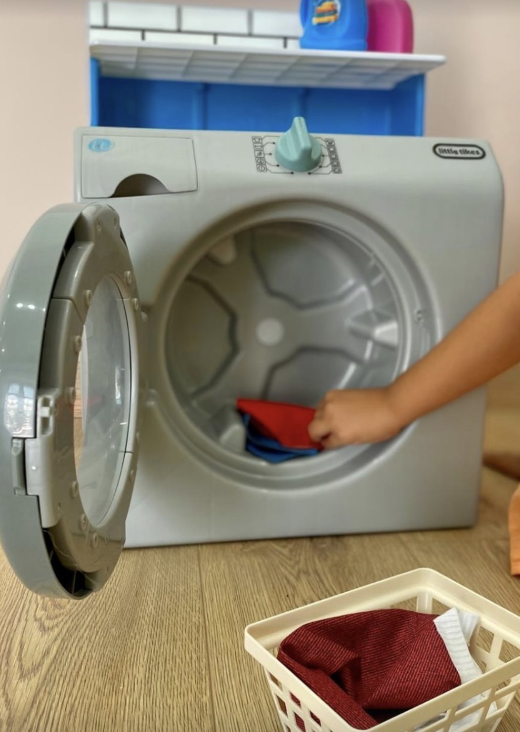 Yaşam Becerileri Atölyesi'nde oyuncak çamaşır makinesiyle çalışan çocuk